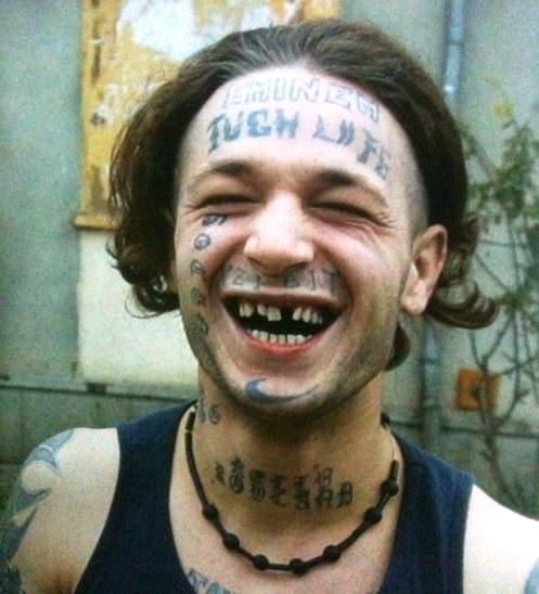 Mit üzen egy férfi mosolya?