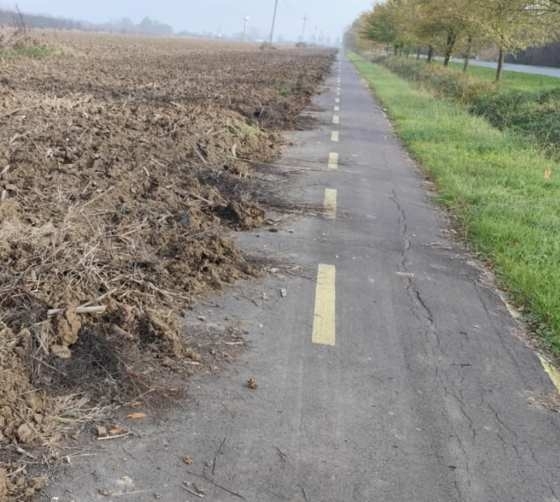 Szántás a bicikliúton