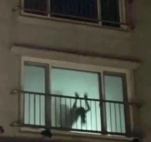 Esténként fontos megtámasztani az ablakot, be ne vágja az a nagy szél