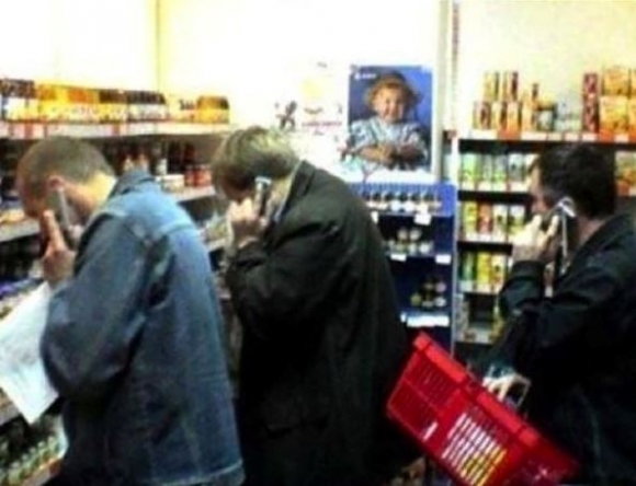 Apukák a bébiétel részlegen