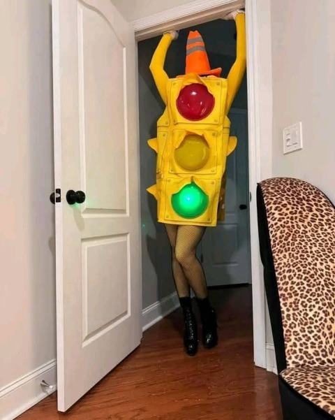 Kamionosfeleség jelzi, hogy szeretne valamit