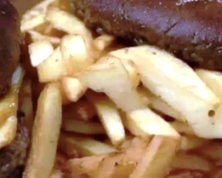 Hamburger és sült krumpli