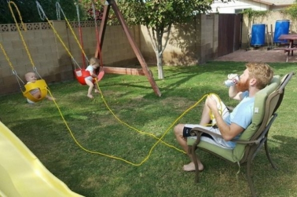 Ma délután apu vállalta, hogy vigyáz a csemetékre