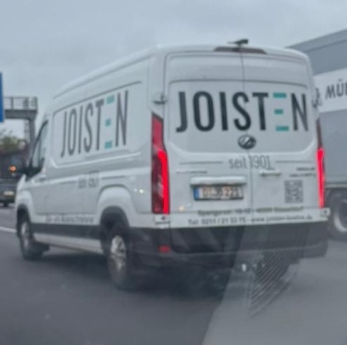 Méghogy nem létezik? Még autója is van!