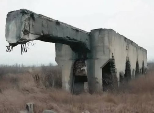 Ritka felvétel egy cementszauruszról, amint épp betonvasat falatozik