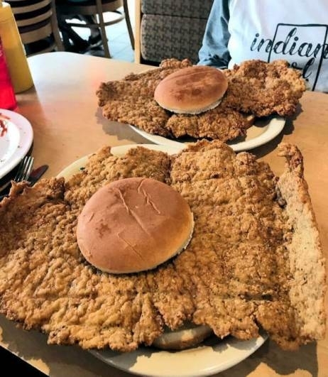 Praktikus, mert így nem hűl ki alatta a sültkrumpli