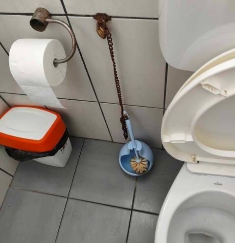 Igényes ember lehet, aki még a sz@ros WC-kefét is ellopná