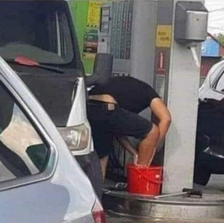 Ez még nyáron fotózták egy üzemanyagkúton