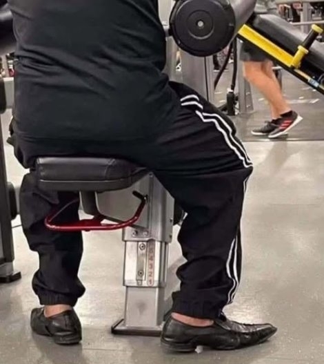 Emberünk otthon hagyta a sportcipőjét, de ettől még lenyomja az edzést!