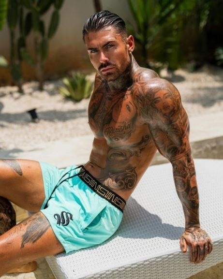 Egy tetovált szépfiú a csajoknak