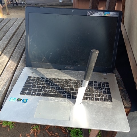 Laptop eladó, apró szépséghibával