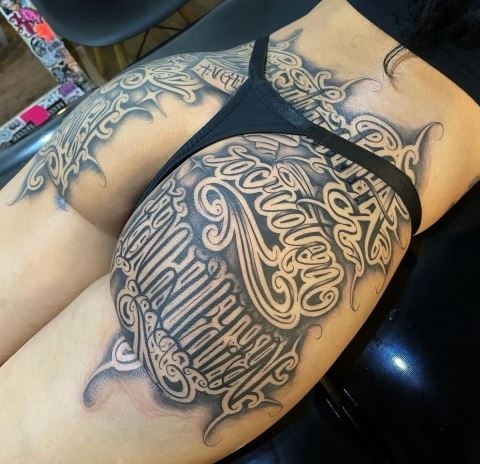 Szép méretes fenék tetkó