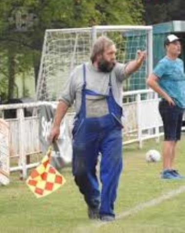 Emberünk csak egy csöpögő csapot jött megszerelni