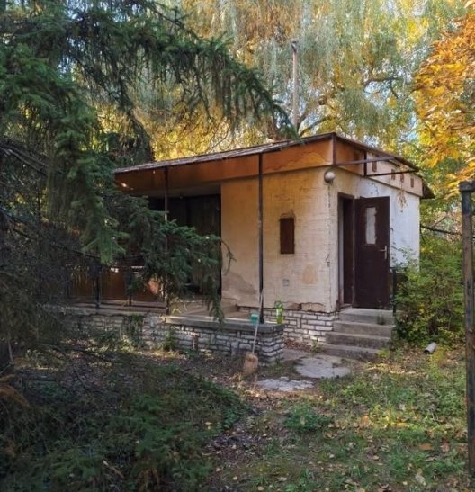 Eladó nyaraló Balatonszárszón – 140 méterre a vízparttól