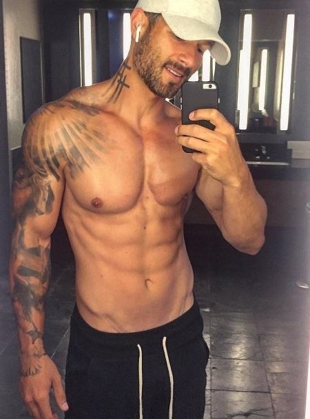 Egy baseball sapkás pasi a hölgyeknek