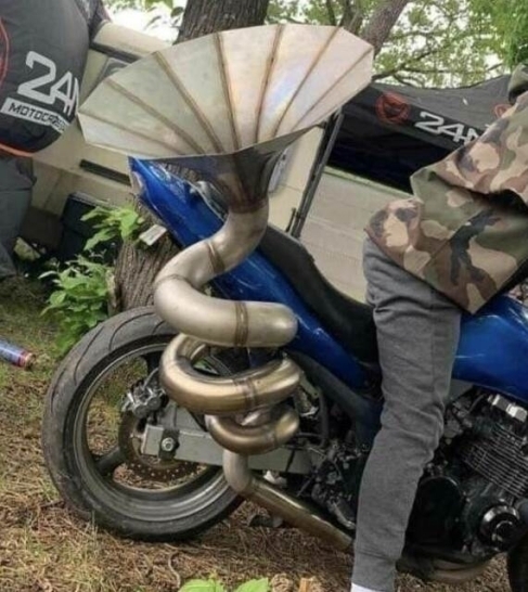 Ez aztán tényleg egy egyedi kipufogó