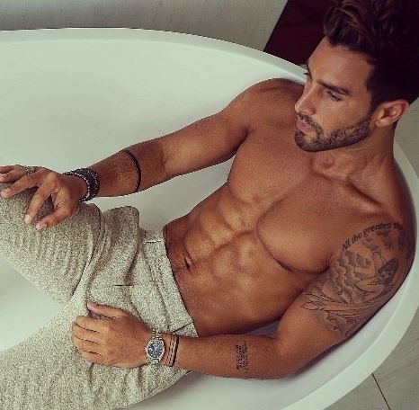 Egy borostás macsó a hölgyeknek