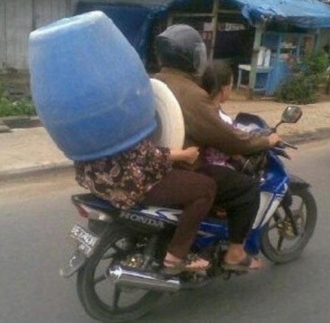 Az asszonynak már nem jutott bukósisak