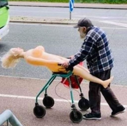 Elvitte kicsit sétálni az öreg a barátnőjét