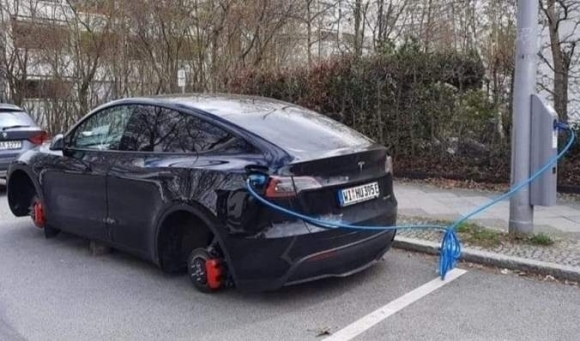 Ennek a Tesla tulajnak sz@rul indult a napja