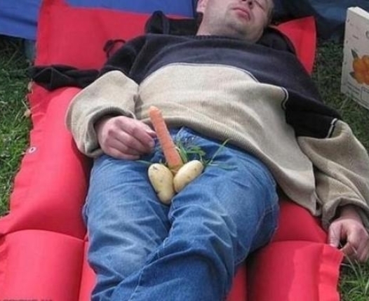 Alszik, de a répája áll