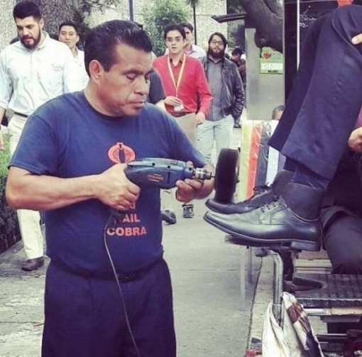 Gépesítette a bácsi a cipőpucolást