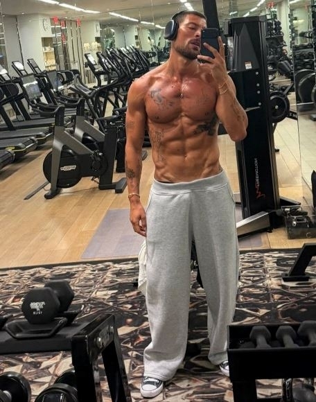 Ledobta a pólót a csajok kedvéért, amíg lőtt magáról egy szelfit