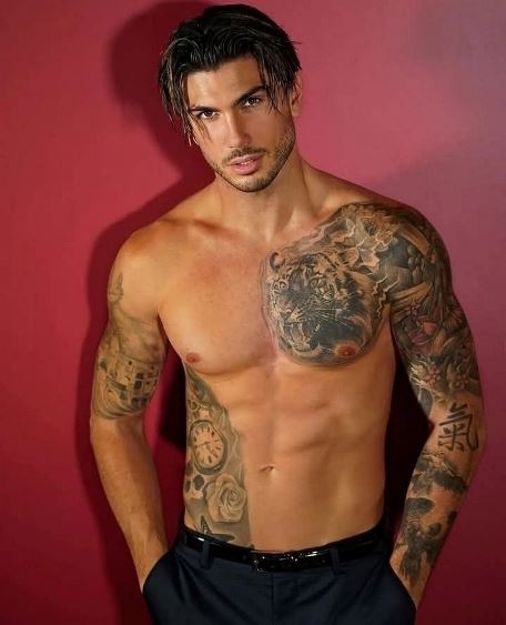 Egy tetovált szépfiú a csajoknak