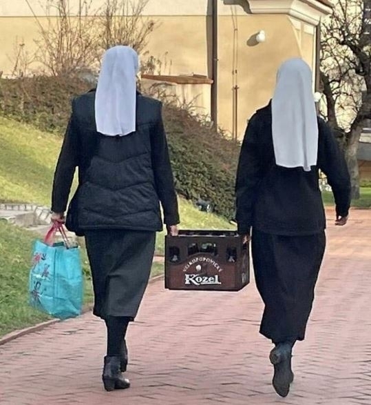 A képet elnézve úgy tűnik, hogy a hölgyeknek a hit már nem elég