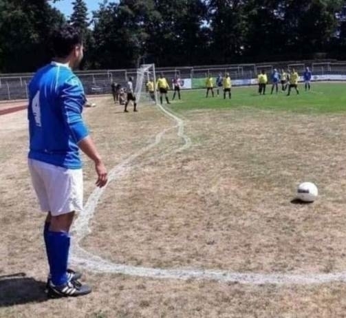 Ez történik, amikor a focipálya felfestését a helyi pálinkafőző támogatja