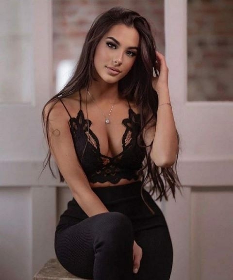 Egy fiatal barna hajú szépség