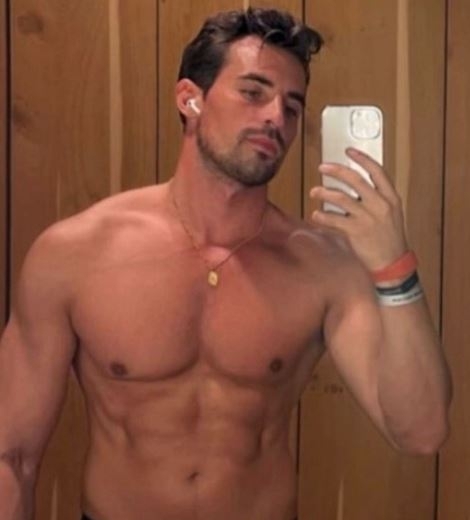 Egy félmeztelen macsó a hölgyeknek