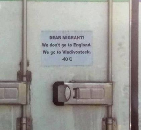 Info a migránsoknak egy kamion hátulján