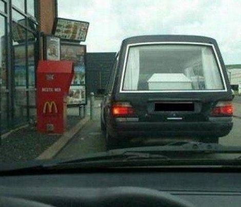 Bizarr verdával érkeztek az autós Mekihez