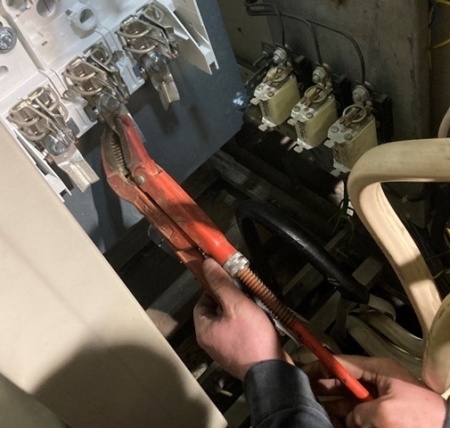 Amikor egy vízvezetékszerelő arra kényszerül, hogy villanyt szereljen