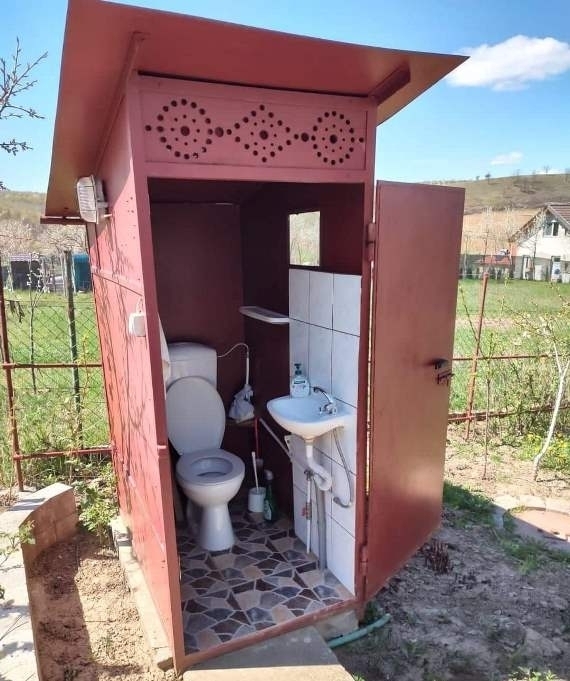 Ilyen egy fullos kerti WC