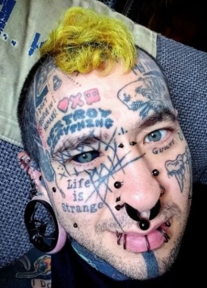 Egy tetovált punk betyár