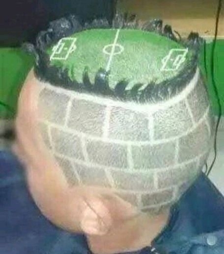 Gondolom nagy focirajongó lehet a srác