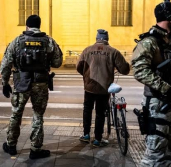 Amikor annyira jól sikerült a szombat esti presszózás, hogy a TEK-esek kísérnek haza