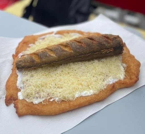 Valaki úgy döntött, hogy meghekkel egy lángost