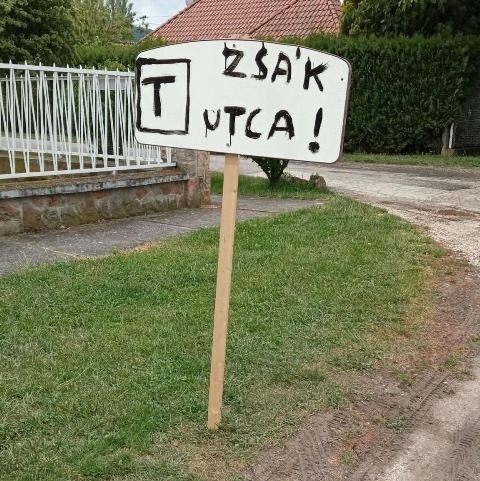 Szerintem ez a tábla nem a GKM által előírt rendeletnek megfelelően lett kialakítva