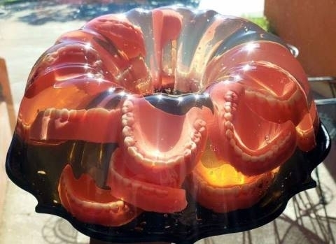 Meglepték a cimborák egy egyedi szülinapi tortával