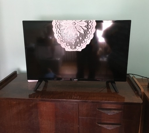 A nagyi kapott az unokáktól egy új lapos TV-t