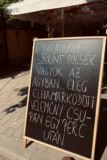 Szerintem aki arra jár, az jobban örülne, ha a sör ára lenne kiírva