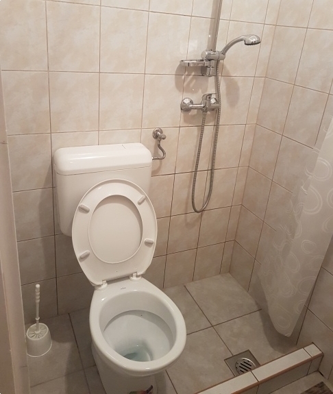 Itt kullantás után rögtön le is zuhanyozhatsz