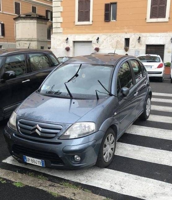 Köcsög módon parkolt - Járt neki a bünti