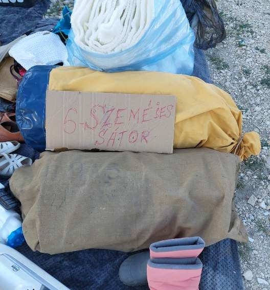 Eközben a hétvégi lomis piacon